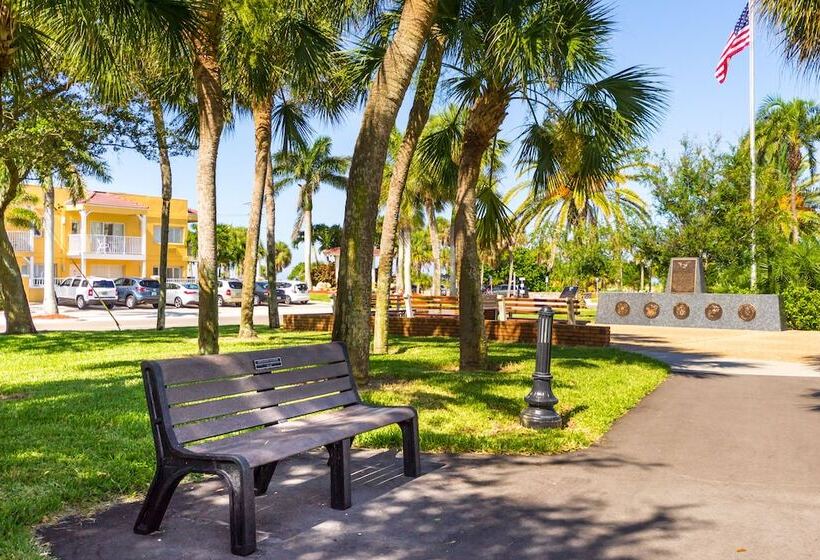 אתר נופש Inn At The Beach