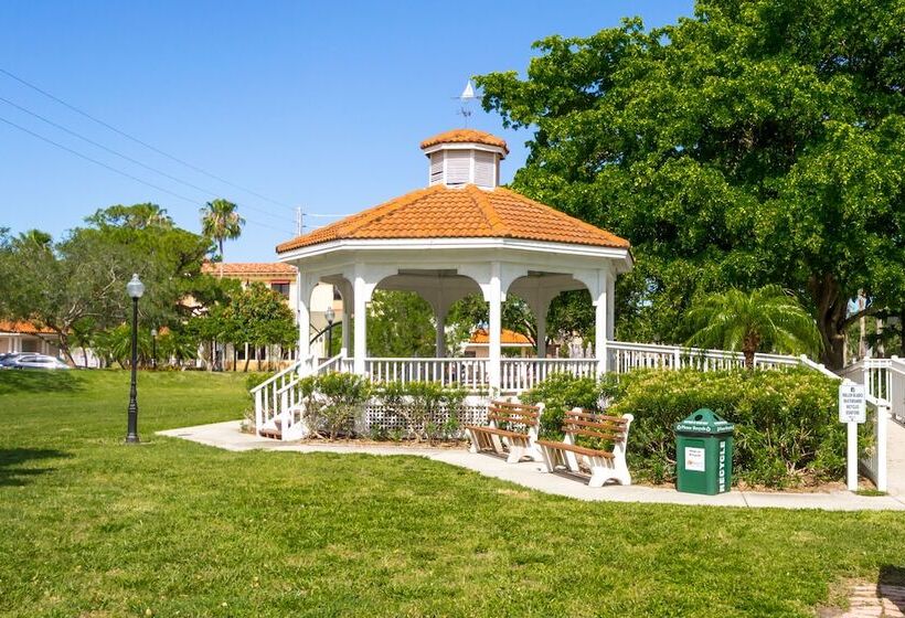 אתר נופש Inn At The Beach