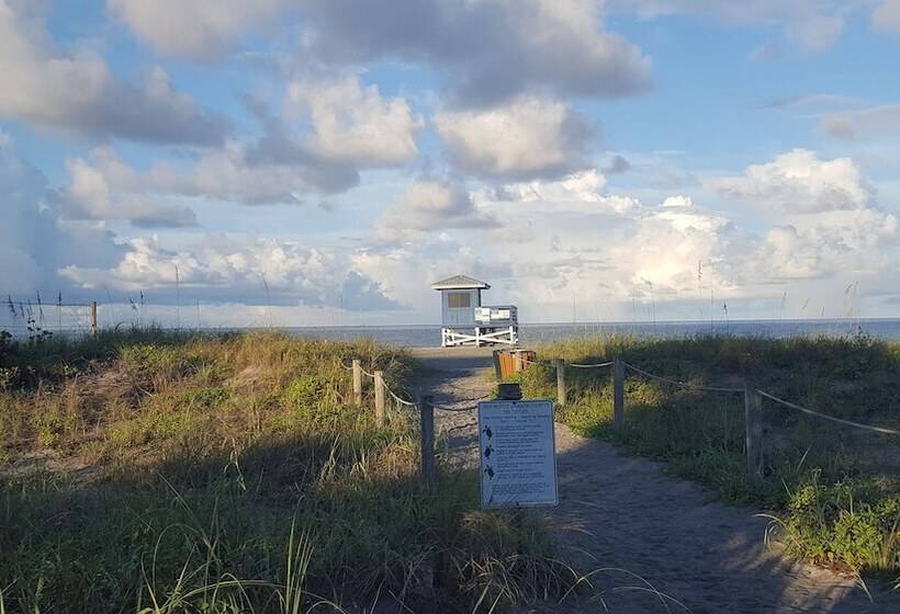 אתר נופש Inn At The Beach