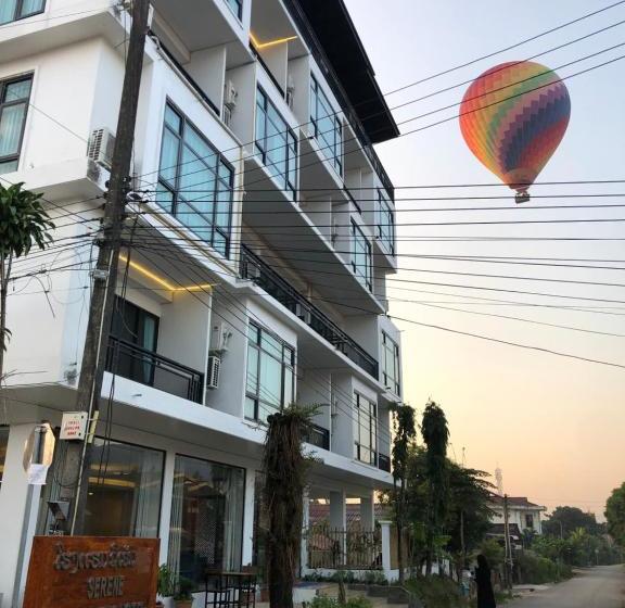 هتل Serene Premier Vangvieng