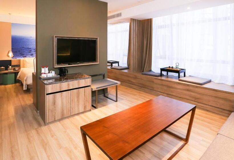 Atour Hotel High Speed Railway Station Maoming