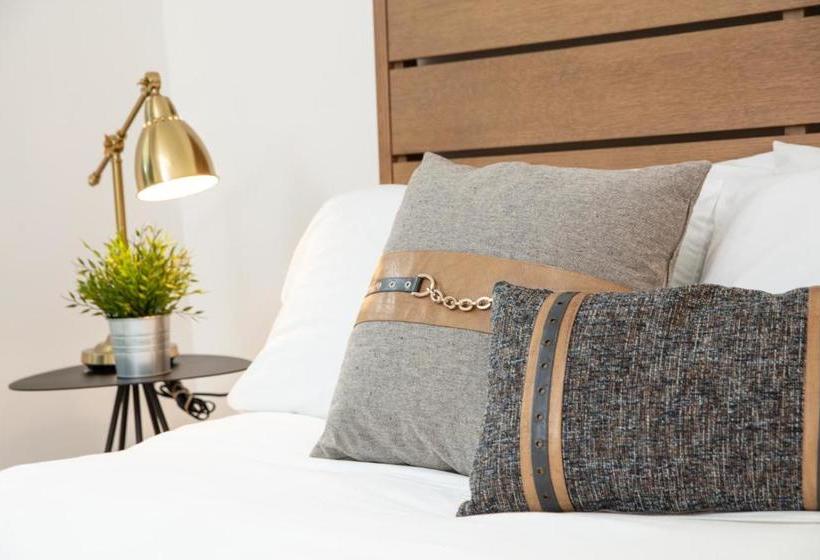 בית מלון כפרי Why Tysons Corner  Luxe Suites Greensboro Dr