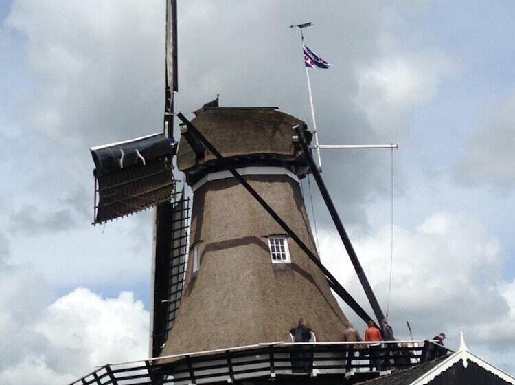 مبيت وإفطار Mid83