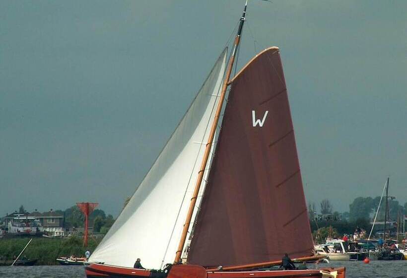 مبيت وإفطار Mid83