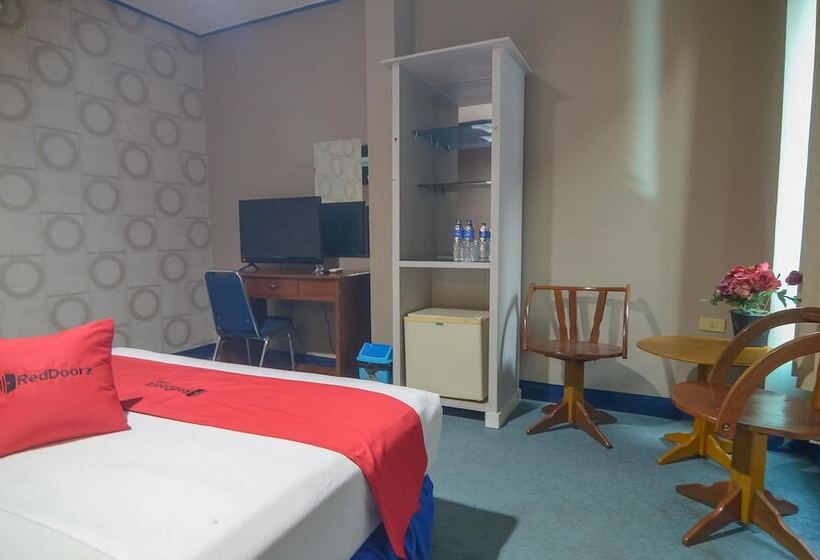 ホテル Reddoorz Near Tugu Naga Singkawang