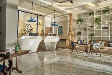 Sofiana My Khe Hotel & Spa  Rooftop Pool Bar