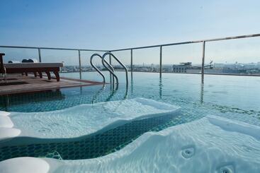 Sofiana My Khe Hotel & Spa  Rooftop Pool Bar
