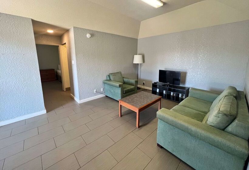 هتل Days Inn By Wyndham Sulphur West