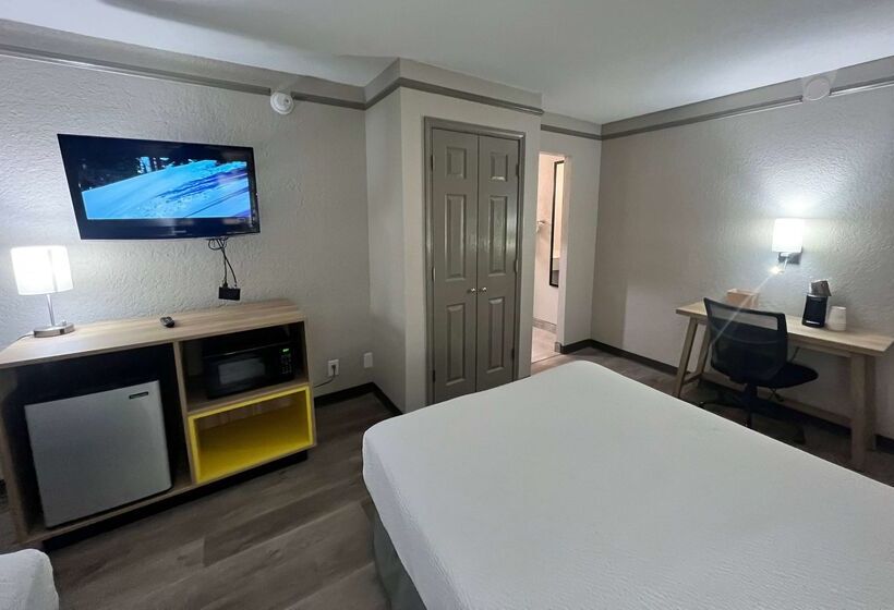 هتل Days Inn By Wyndham Sulphur West
