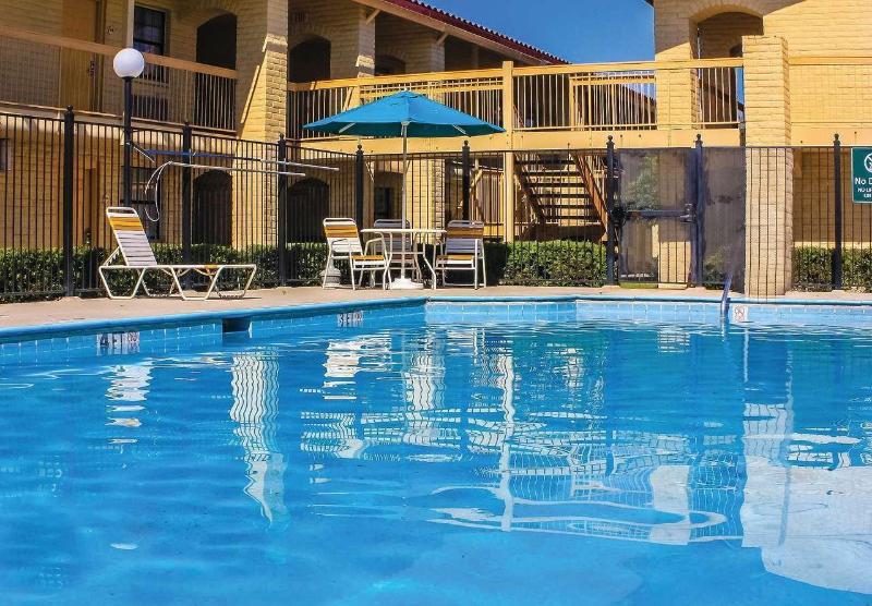 هتل Days Inn By Wyndham Sulphur West