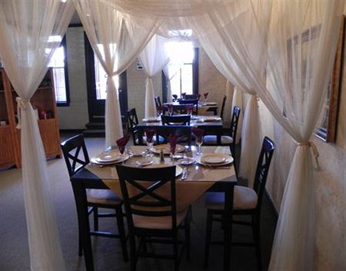 Отель La Plaza Historic  & Restaurant