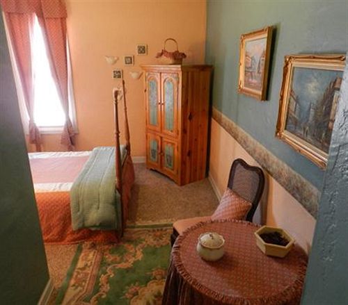 Отель La Plaza Historic  & Restaurant