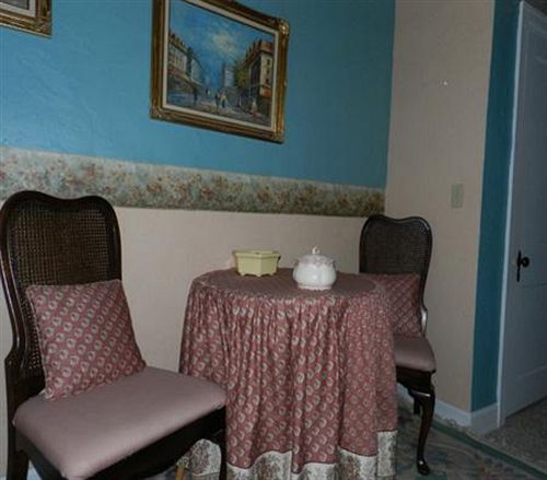 Отель La Plaza Historic & Restaurant