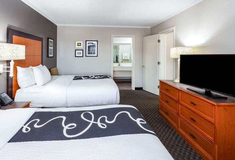 Отель La Quinta Inn By Wyndham Laredo I35