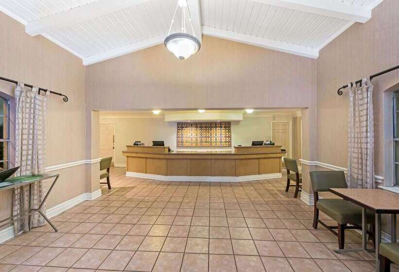 فندق La Quinta Inn By Wyndham New Orleans Causeway