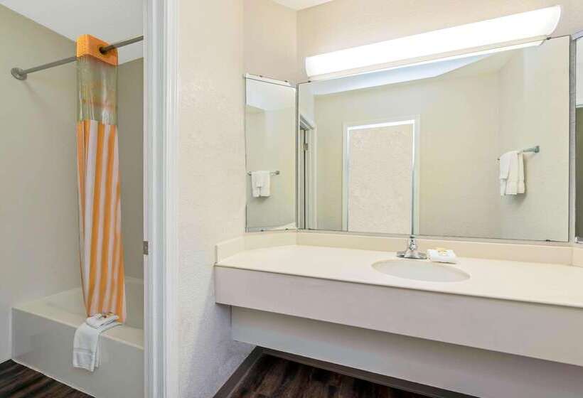 فندق La Quinta Inn By Wyndham New Orleans Causeway