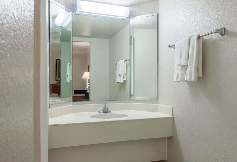 בית מלון כפרי La Quinta Inn By Wyndham New Orleans West Bank / Gretna