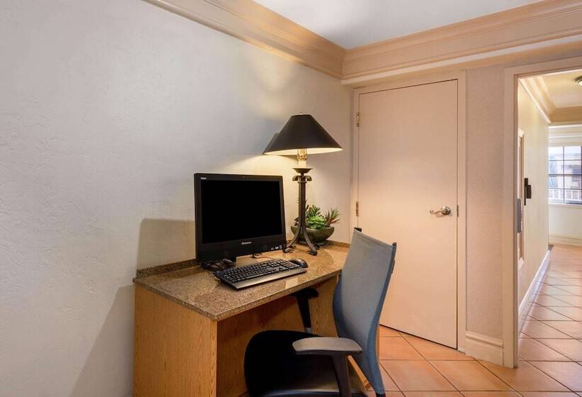 בית מלון כפרי La Quinta Inn By Wyndham Tallahassee North