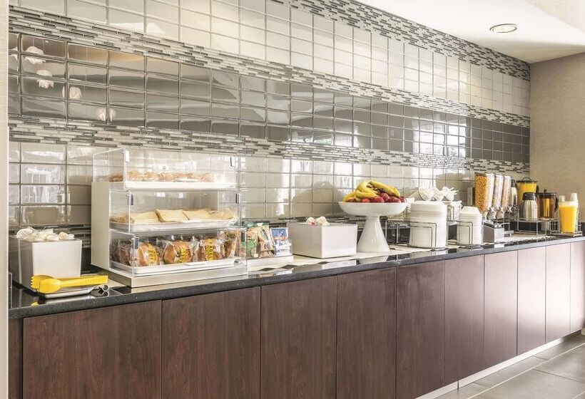 هتل La Quinta By Wyndham Alexandria Airport