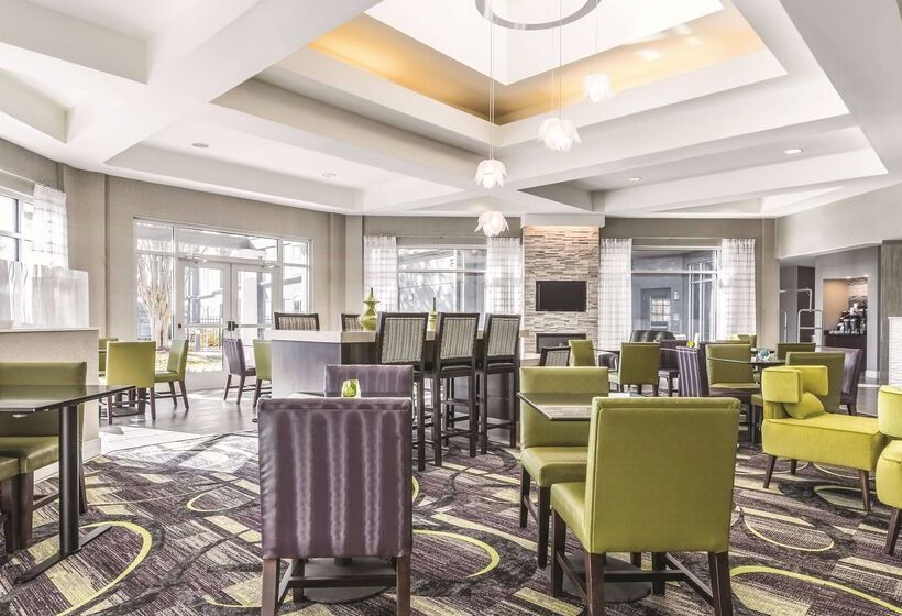 هتل La Quinta By Wyndham Alexandria Airport