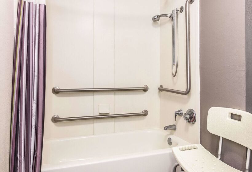هتل La Quinta By Wyndham Alexandria Airport