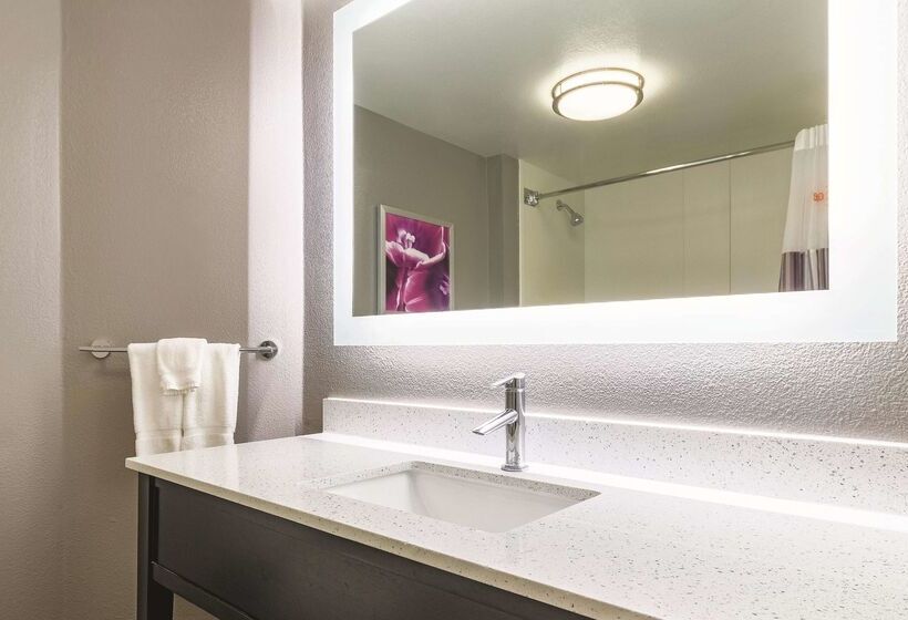 هتل La Quinta By Wyndham Alexandria Airport