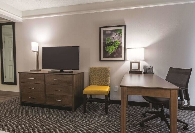 هتل La Quinta By Wyndham Alexandria Airport
