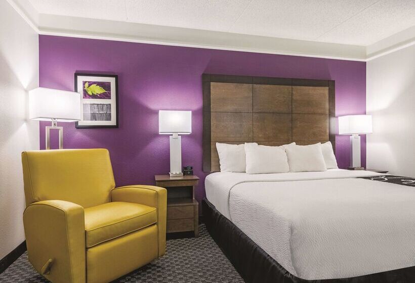 هتل La Quinta By Wyndham Alexandria Airport