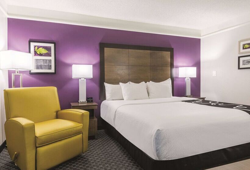 هتل La Quinta By Wyndham Alexandria Airport