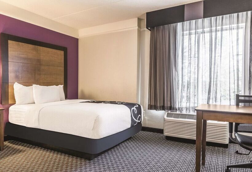 هتل La Quinta By Wyndham Alexandria Airport