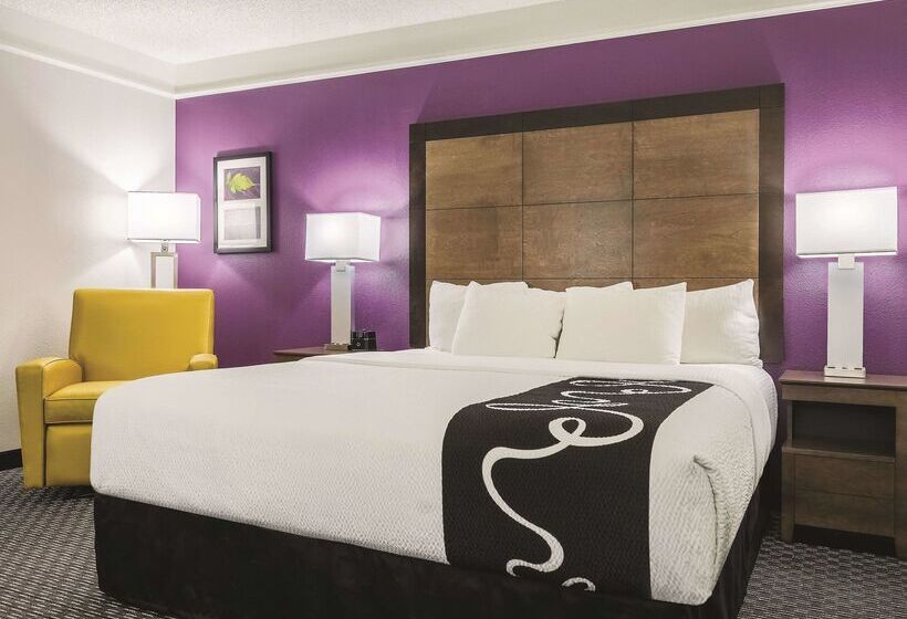 هتل La Quinta By Wyndham Alexandria Airport