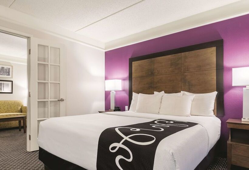 هتل La Quinta By Wyndham Alexandria Airport