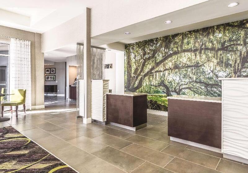 هتل La Quinta By Wyndham Alexandria Airport