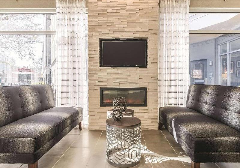 هتل La Quinta By Wyndham Alexandria Airport