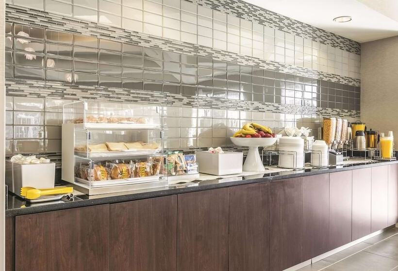 هتل La Quinta By Wyndham Alexandria Airport