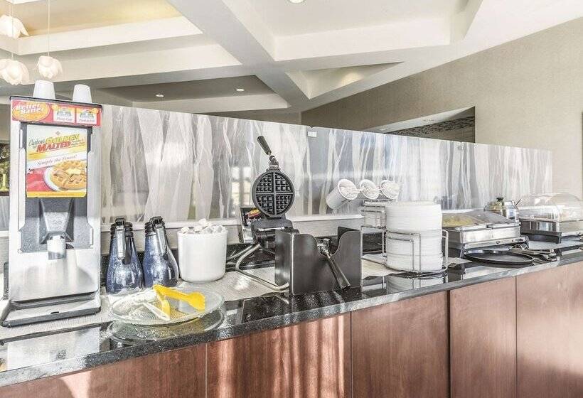 هتل La Quinta By Wyndham Alexandria Airport