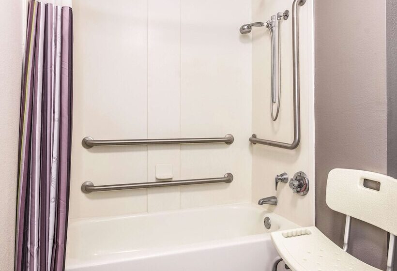 هتل La Quinta By Wyndham Alexandria Airport