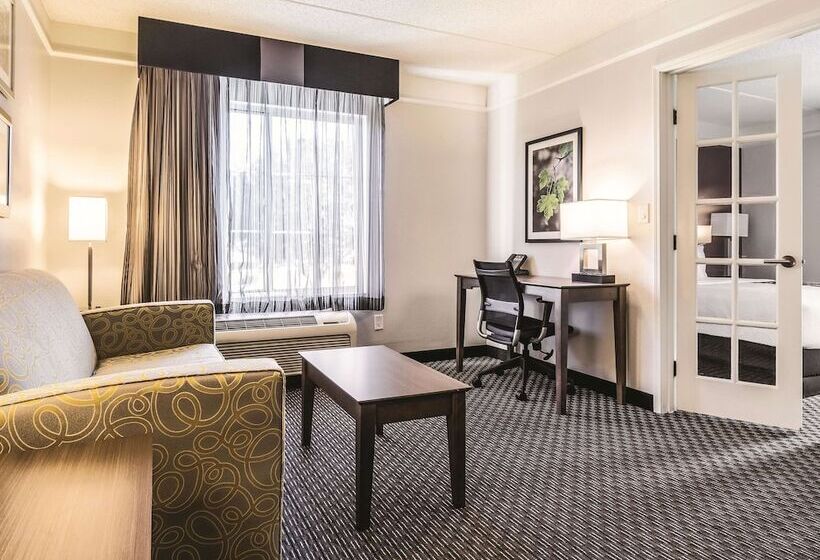 هتل La Quinta By Wyndham Alexandria Airport