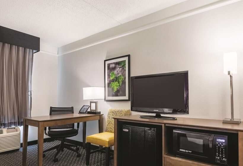 هتل La Quinta By Wyndham Alexandria Airport