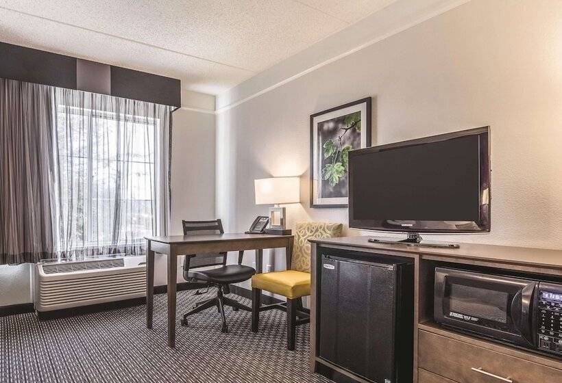 هتل La Quinta By Wyndham Alexandria Airport