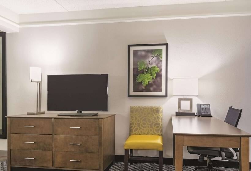 هتل La Quinta By Wyndham Alexandria Airport