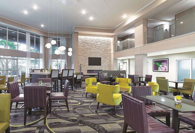هتل La Quinta By Wyndham Austin Airport