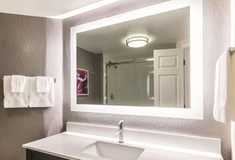 هتل La Quinta By Wyndham Austin Airport