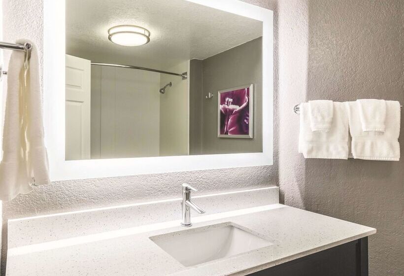 هتل La Quinta By Wyndham Austin Airport