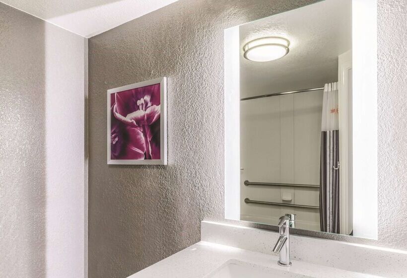 هتل La Quinta By Wyndham Austin Airport