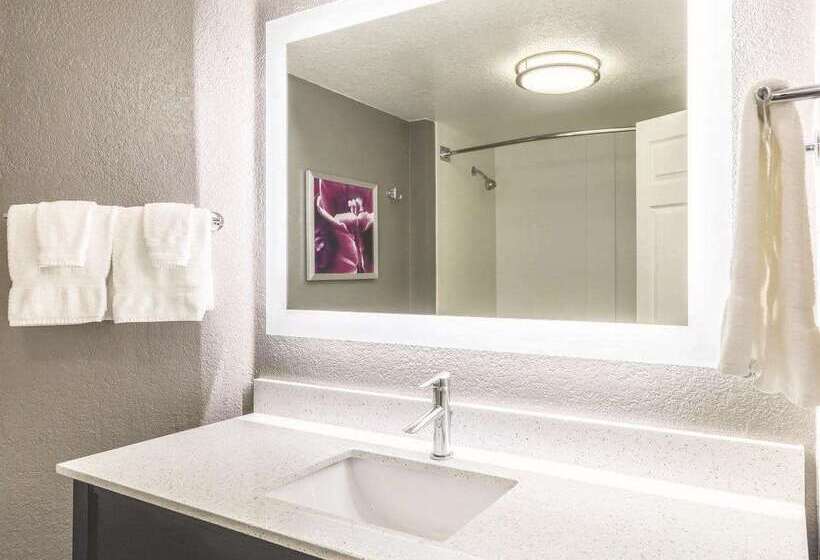 هتل La Quinta By Wyndham Austin Airport
