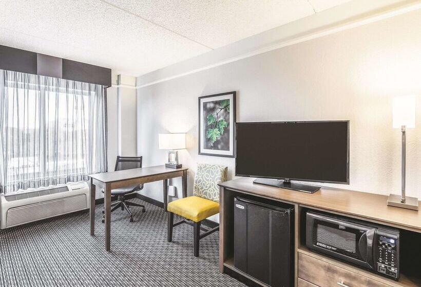 هتل La Quinta By Wyndham Austin Airport