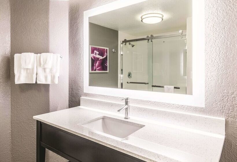 هتل La Quinta By Wyndham Austin Airport