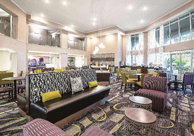 هتل La Quinta By Wyndham Austin Airport