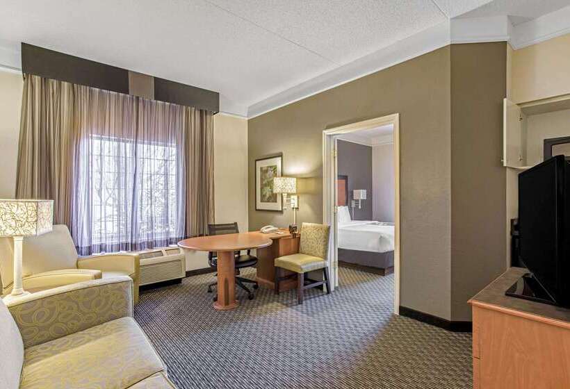 هتل La Quinta By Wyndham Birmingham Homewood